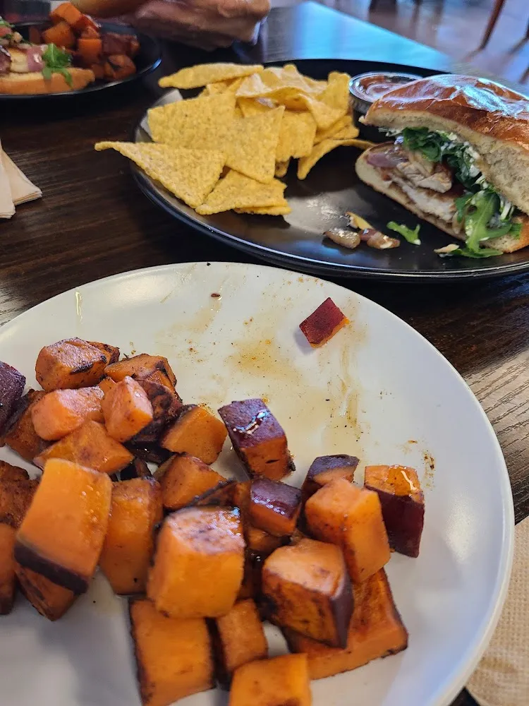 Grilled Chicken Sandwich with Chips